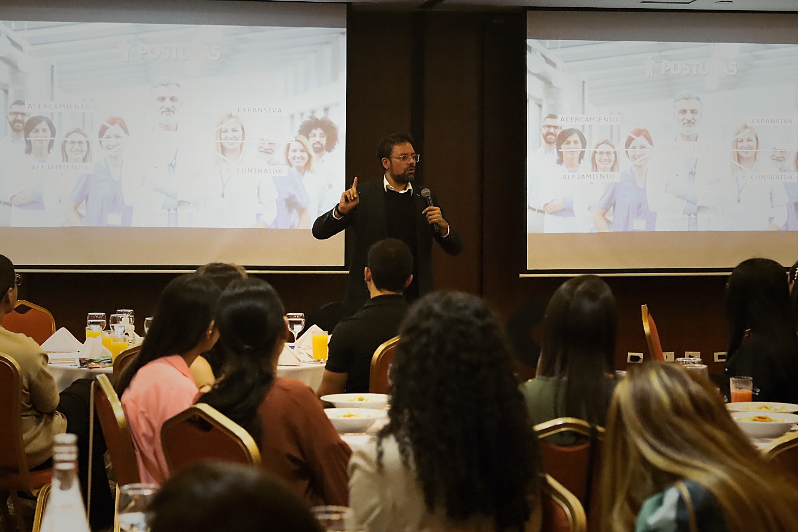 Diego Canaval dictando una conferencia